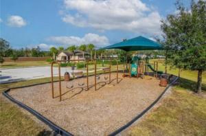 ein Park mit einem Spielplatz mit Schaukel in der Unterkunft Jeanell's Place in Davenport