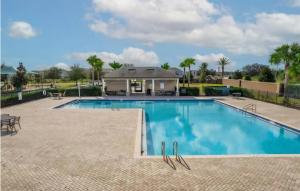 ein großer Swimmingpool mit einem Haus im Hintergrund in der Unterkunft Jeanell's Place in Davenport
