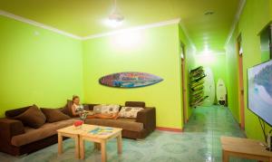 TV a/nebo společenská místnost v ubytování Jail Break Surf Inn