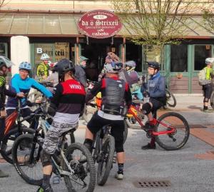 a group of people on bikes in front of a restaurant at Il cielo in una stanza in Ceranesi