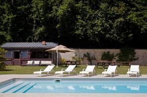 Bazén v ubytování Le Pavillon De Gouffern nebo v jeho okolí
