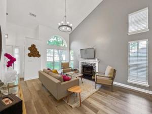 een woonkamer met een bank en een open haard bij The Paramour comfy home with ground floor bedroom and fenced in yard in Summerville