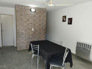 Habitación con mesa, 2 sillas y pared en La Guido 3 sin operar, en Viedma