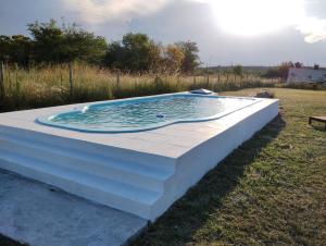 een plas water zittend op een betonnen plaat bij Cabañas MoonRose in Concepción del Uruguay