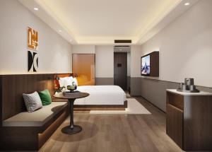 长沙Mcsrh Hotel-Changsha IFS and WUYI Plaza的一间带床和桌子的酒店房间