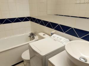 Les AdretsCharmant 2 Pièces Cabine au Pied des Pistes - 7 Couchages - FR-1-771-60的带马桶和水槽的白色浴室 更多10张照片