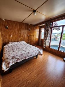 Ένα ή περισσότερα κρεβάτια σε δωμάτιο στο Gran casa cerca del Terminal de Buses