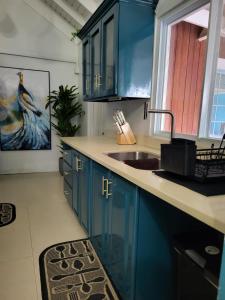 Kuchnia lub aneks kuchenny w obiekcie KK'S Elite Escape with private beach