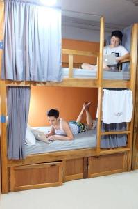 Postel nebo postele na pokoji v ubytování NOMAD HOSTEL KRABI AND TRAVEl