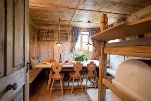 - une salle à manger avec une table et des chaises dans une cabine dans l'établissement Chalet Hafling Leckplått, à Avelengo