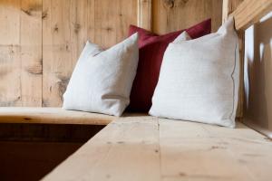 A bed or beds in a room at Chalet Hafling Leckplått