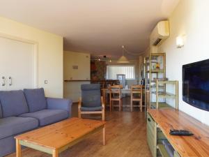 ein Wohnzimmer mit Sofa und Tisch in der Unterkunft Medas Park 253 - L'Estartit, Centro - ES-323-90 in Torroella de Montgrí