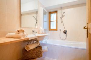 A bathroom at Chalet Hafling Leckplått