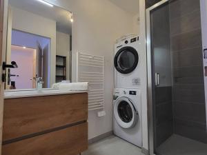 ein Badezimmer mit Waschmaschine und Waschbecken in der Unterkunft Appartement 3 Pièces, 6 Pers, Parking couvert - FR-1-291-1025 in Valmorel