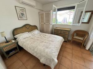 Postel nebo postele na pokoji v ubytování Mas climatisé avec piscine et vue mer à La Croix-Valmer - FR-1-726-54