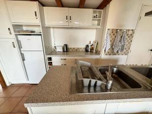 Kuchyň nebo kuchyňský kout v ubytování Mas climatisé avec piscine et vue mer à La Croix-Valmer - FR-1-726-54