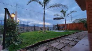 Miahuatlán de Porfirio Díazにあるramizcabaña miahuatlanの庭園内のパティオ(テーブル、傘付)