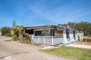 DurrasにあるDurras Lake North Holiday Parkの通りに出入り口付白家