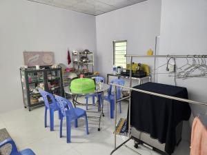 a room with a table with chairs and a green bowl on it at Nhà du lịch nguyên căn in Khu Chi Lăng +6 photos