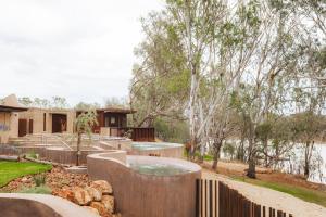 une maison avec une piscine dans une cour dans l'établissement Club Boutique Hotel Cunnamulla, à Cunnamulla