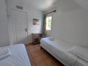 מיטה או מיטות בחדר ב-Exceptionnel T3 Vue Mer Village Vacances Sainte Luce