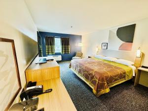 Postel nebo postele na pokoji v ubytování Gateway Inn & Suites Eugene-Springfield
