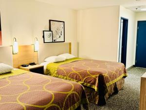 Postel nebo postele na pokoji v ubytování Gateway Inn & Suites Eugene-Springfield