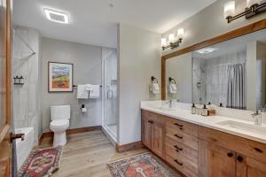 łazienka z toaletą, umywalką i prysznicem w obiekcie Beautifully Updated Mountain Chic Condo condo w mieście Breckenridge