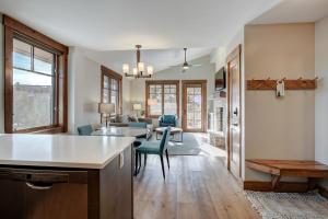 kuchnia i salon ze stołem i krzesłami w obiekcie Beautifully Updated Mountain Chic Condo condo w mieście Breckenridge
