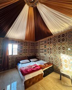 Ένα ή περισσότερα κρεβάτια σε δωμάτιο στο Desert Magic Camp