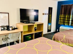 Postel nebo postele na pokoji v ubytování Gateway Inn & Suites Eugene-Springfield