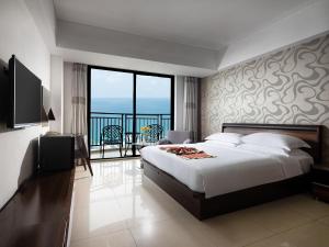 a bedroom with a large bed and a balcony at Barry Boutique Hotel Sanya in Sanya +83 photos