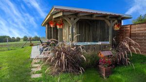 Vonkajšia záhrada v ubytovaní Romantic Jacuzzi Hideaway near Hévíz