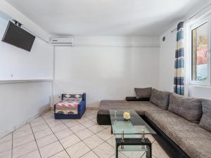 Fotografie z fotogalerie ubytování Homely Apartment in Vir with Balcony v destinaci Vir