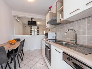 Fotografie z fotogalerie ubytování Homely Apartment in Vir with Balcony v destinaci Vir