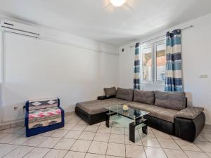Fotografie z fotogalerie ubytování Homely Apartment in Vir with Balcony v destinaci Vir