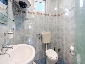 Fotografie z fotogalerie ubytování Homely Apartment in Vir with Balcony v destinaci Vir