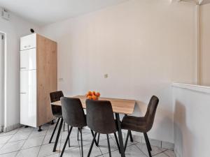 Fotografie z fotogalerie ubytování Homely Apartment in Vir with Balcony v destinaci Vir