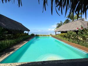 贝岛La Parenthèse的别墅前的游泳池