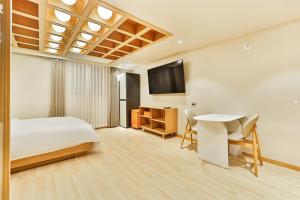 Ένα ή περισσότερα κρεβάτια σε δωμάτιο στο Gyeongju Coolstay hotel