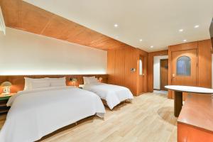 Ένα ή περισσότερα κρεβάτια σε δωμάτιο στο Gyeongju Coolstay hotel