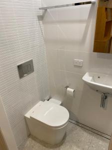 Ένα μπάνιο στο Lakeside Stays Yamba 1 Pet Friendly