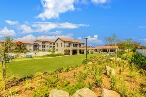 Blick auf ein Gebäude mit einem grünen Hof in der Unterkunft Country Charm 2Bed 2Bath Fourways Sandton in Chartwell