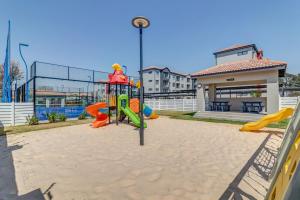 ein Spielplatz vor einem Haus in der Unterkunft Country Charm 2Bed 2Bath Fourways Sandton in Chartwell