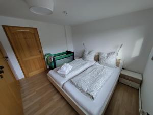 Postel nebo postele na pokoji v ubytování Geräumige Wohnung in der Natur
