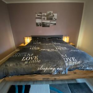 Un pat sau paturi într-o cameră la Ferienwohnung Eppelborn 80m²