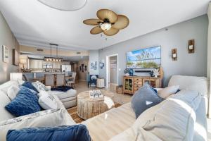 Χώρος καθιστικού στο Beach Club C-310 NEW! Beachfront Sleeps 8-Resort