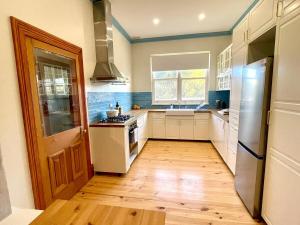 金斯科特The Headmaster's的厨房里有水槽和炉灶。 上层烤箱