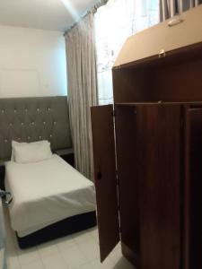 Postel nebo postele na pokoji v ubytování Central Sandton Rooms Nowifi