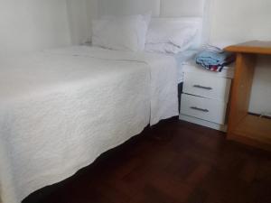 Postel nebo postele na pokoji v ubytování Central Sandton Rooms Nowifi + 1 fotografie